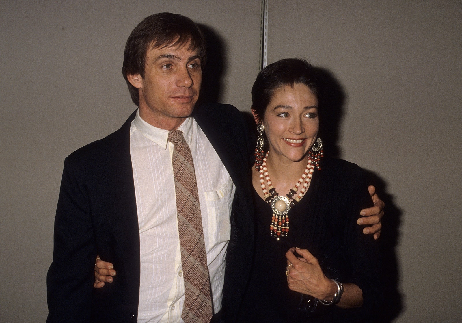 L'image peut contenir Steve Railsback Olivia Hussey Blazer Vêtements Manteau Veste Accessoires Bijoux et collier