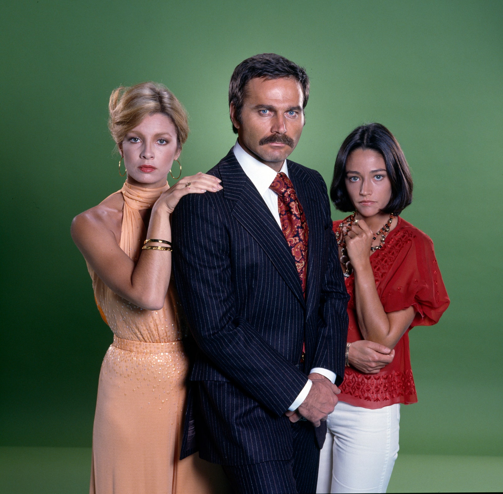 L'image peut contenir Franco Nero Anne Archer Olivia Hussey Blazer Vêtements Manteau Veste Tenue de soirée et costume