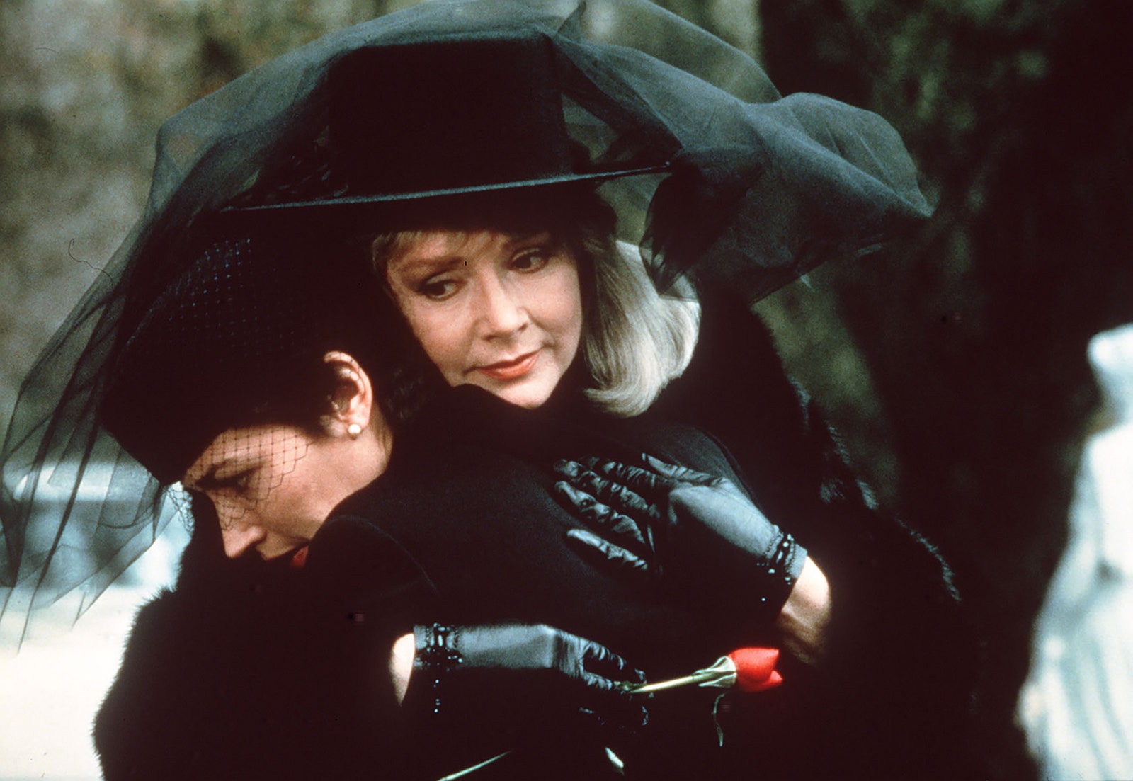 L'image peut contenir Piper Laurie Olivia Hussey Visage Tête Personne Photographie Portrait Vêtements pour adultes Manteau et mariage