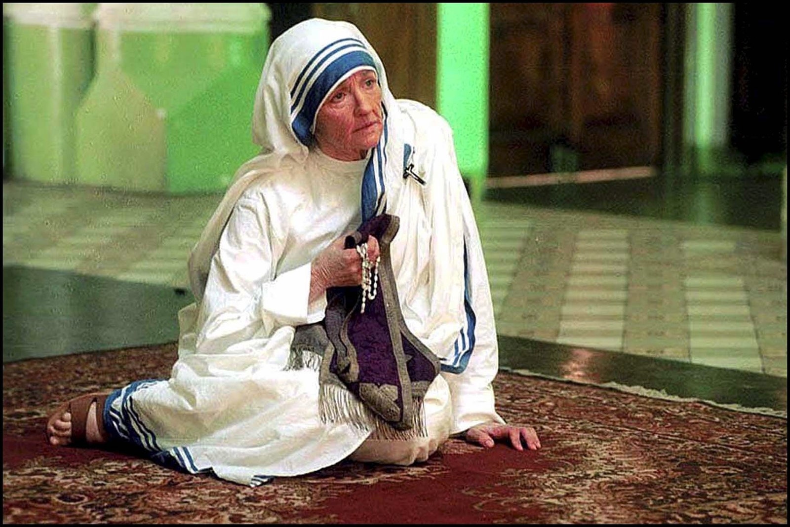 L'image peut contenir une décoration d'intérieur et un tapis de prière pour une personne adulte.