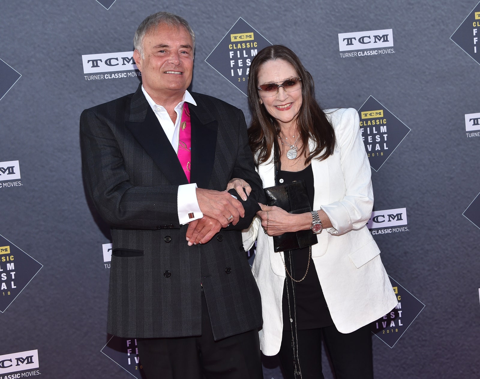 L'image peut contenir Leonard Whiting Olivia Hussey Montre-bracelet Personne adulte Accessoires Lunettes Bijoux et collier