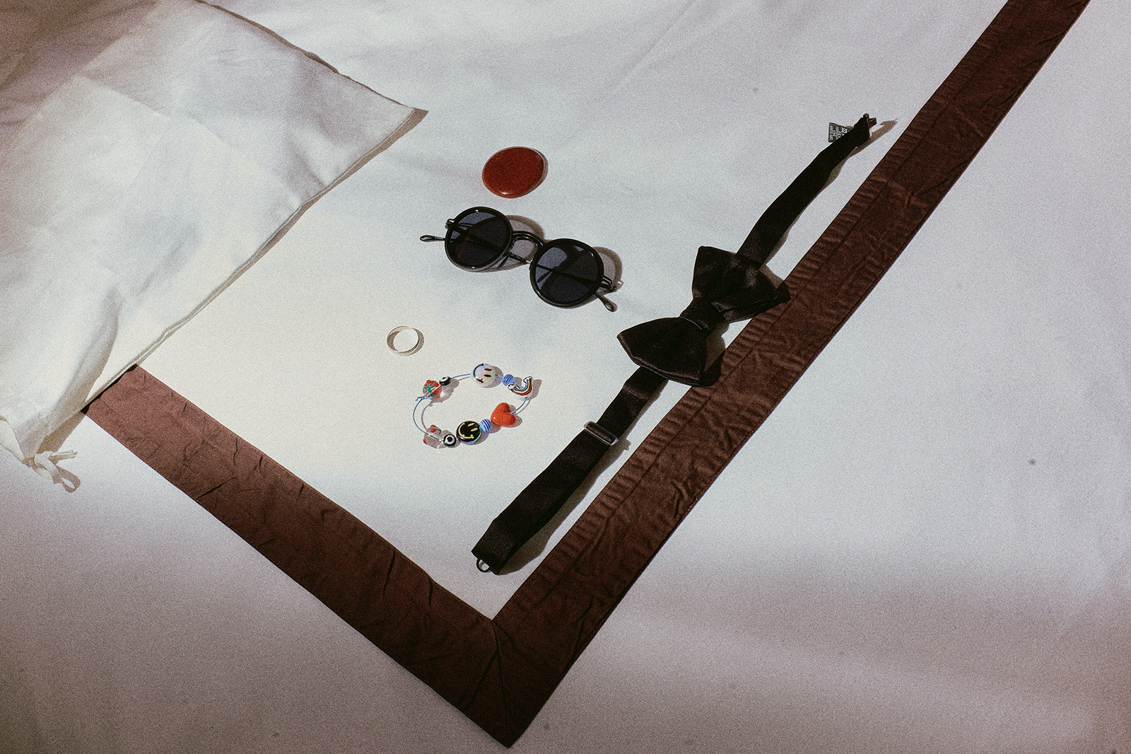 Cooper Koch a posé son téléphone et a récupéré un smoking Armani pour les Golden Globes 2025 L'image peut contenir des accessoires