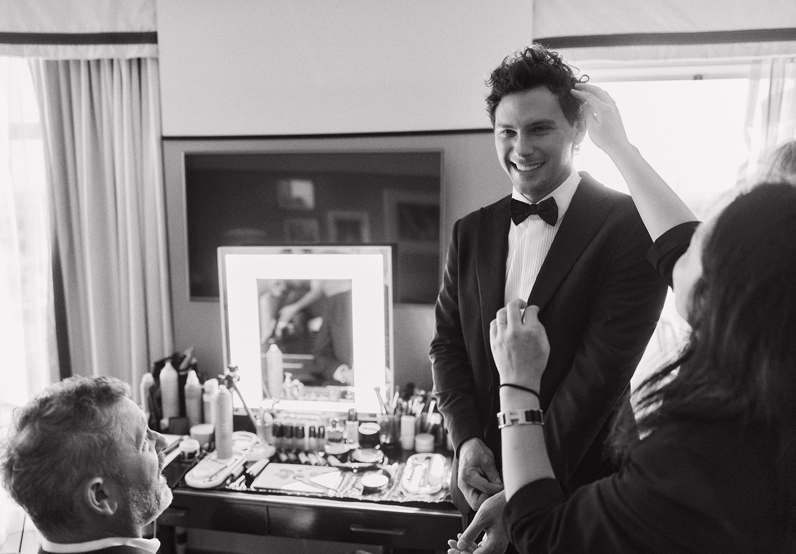 Cooper Koch a posé son téléphone et a récupéré un smoking Armani pour les Golden Globes 2025 L'image peut contenir des vêtements d'Alec Mazo, une tenue de soirée, des accessoires de costume, une cravate, une photographie, une personne adulte et un bracelet.