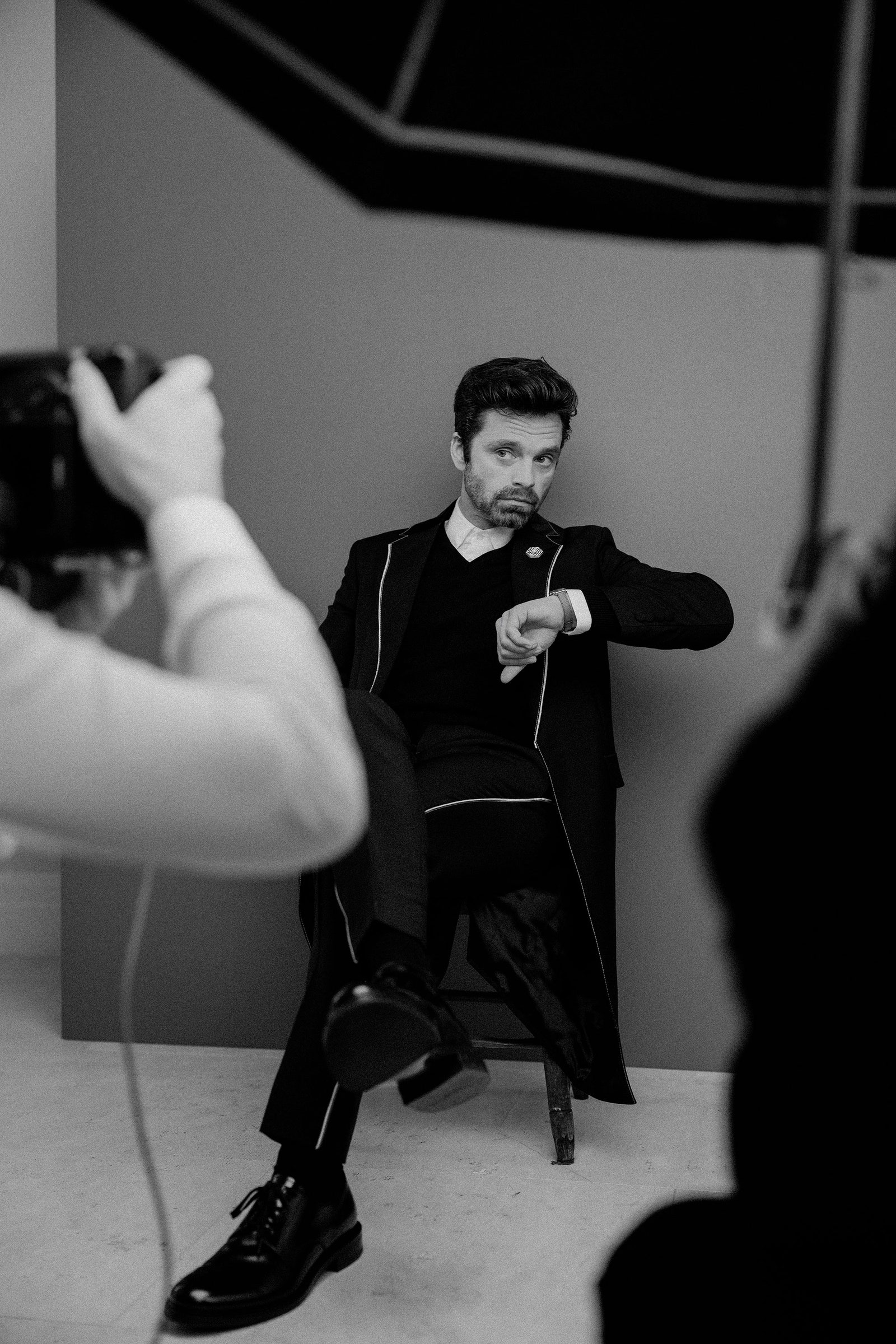 Dans le look gagnant de Sebastian Stan aux Golden Globes 2025 L'image peut contenir Sebastian Stan Vêtements Chaussures Chaussure Photographie Partie du corps Doigt Main Personne et adulte