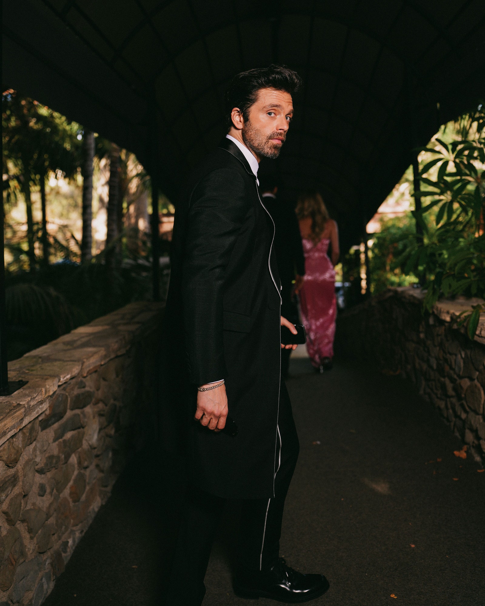 Dans le look gagnant de Sebastian Stan aux Golden Globes 2025 L'image peut contenir des vêtements de Sebastian Stan, une tenue formelle, un costume, un manteau, une personne debout, un visage adulte, une tête et une photographie.