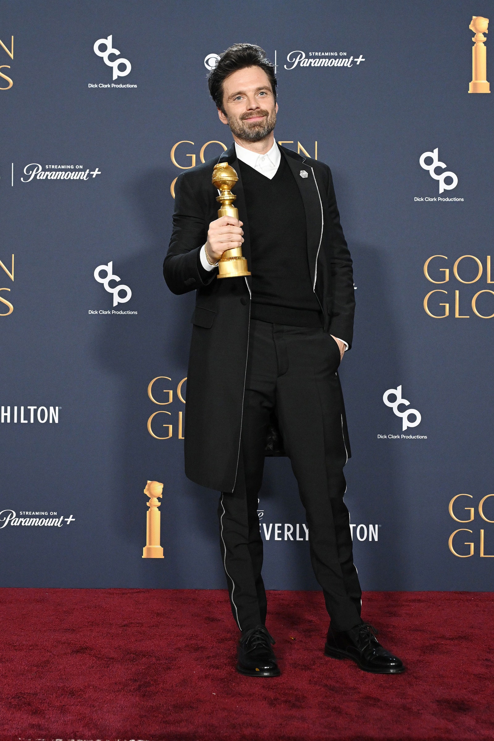 Dans le look gagnant de Sebastian Stan aux Golden Globes 2025 L'image peut contenir Sebastian Stan Mode Vêtements Chaussures Chaussure Personne adulte debout Visage Tête et tenue de soirée