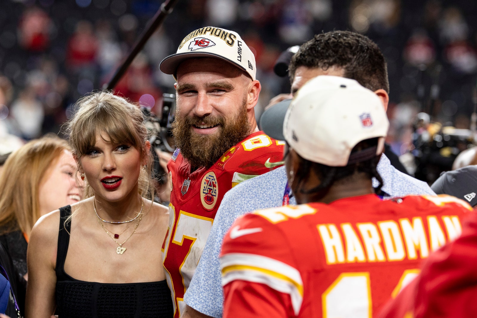 L'image peut contenir Travis Kelce Taylor Swift Personnes Personne Vêtements Chapeau Conversation Adulte Accessoires et bijoux
