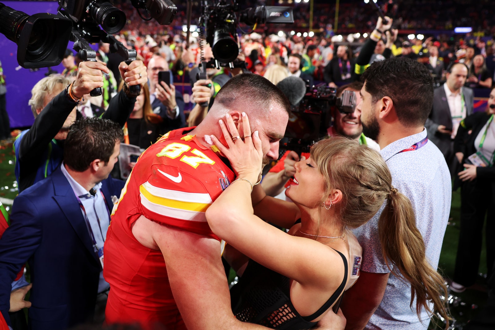 L'image peut contenir Travis Kelce Taylor Swift Patricio Garino Nash the Slash Denis Podalydès et Nuno Mindelis