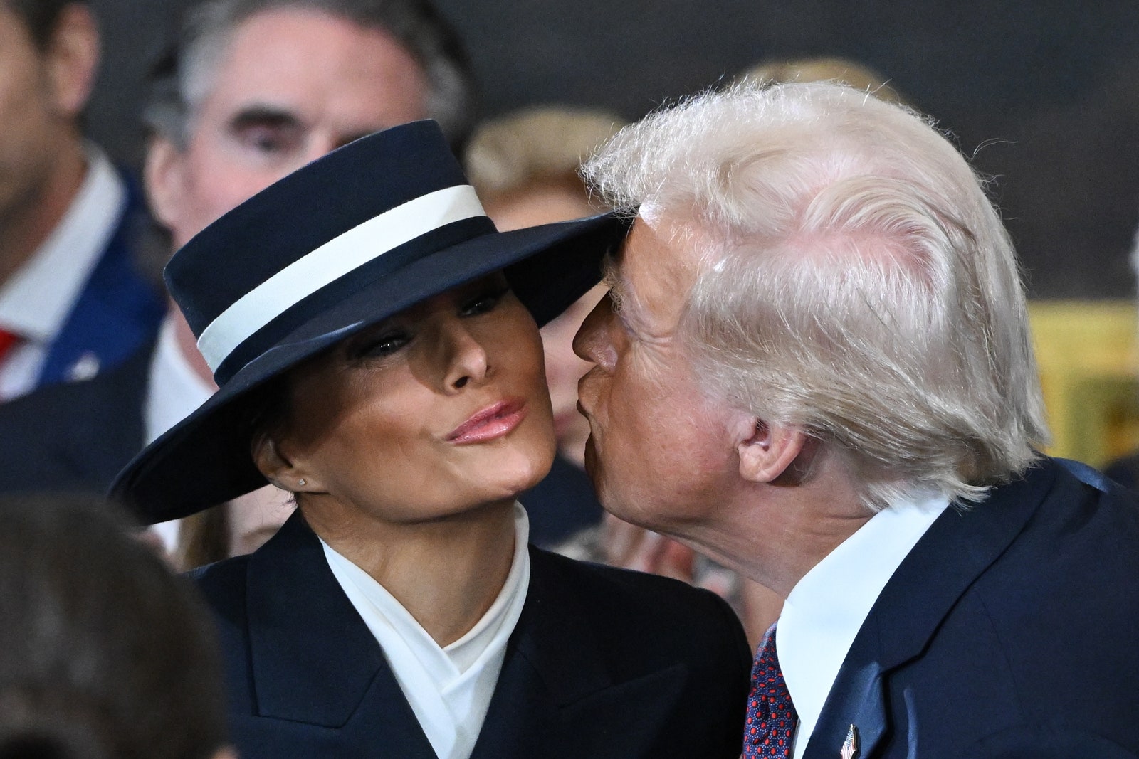 L'image peut contenir Melania Trump Doug Burgum Donald Trump Personne Vêtements pour adultes Accessoires de chapeau Vêtements de cérémonie et cravate