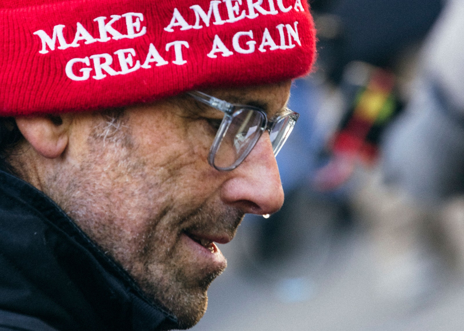 L'image peut contenir une casquette, des vêtements, un chapeau, une tête, un visage, une photographie d'adulte, un portrait, des accessoires et des lunettes.