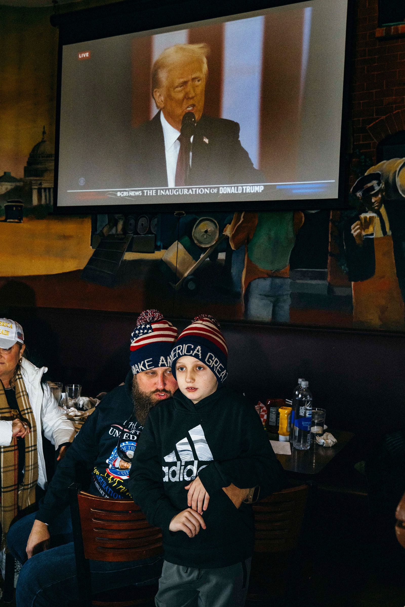 L'image peut contenir Donald Trump Ryan Lee Casey Crescenzo Rene James Electronics Screen Face Head and Person