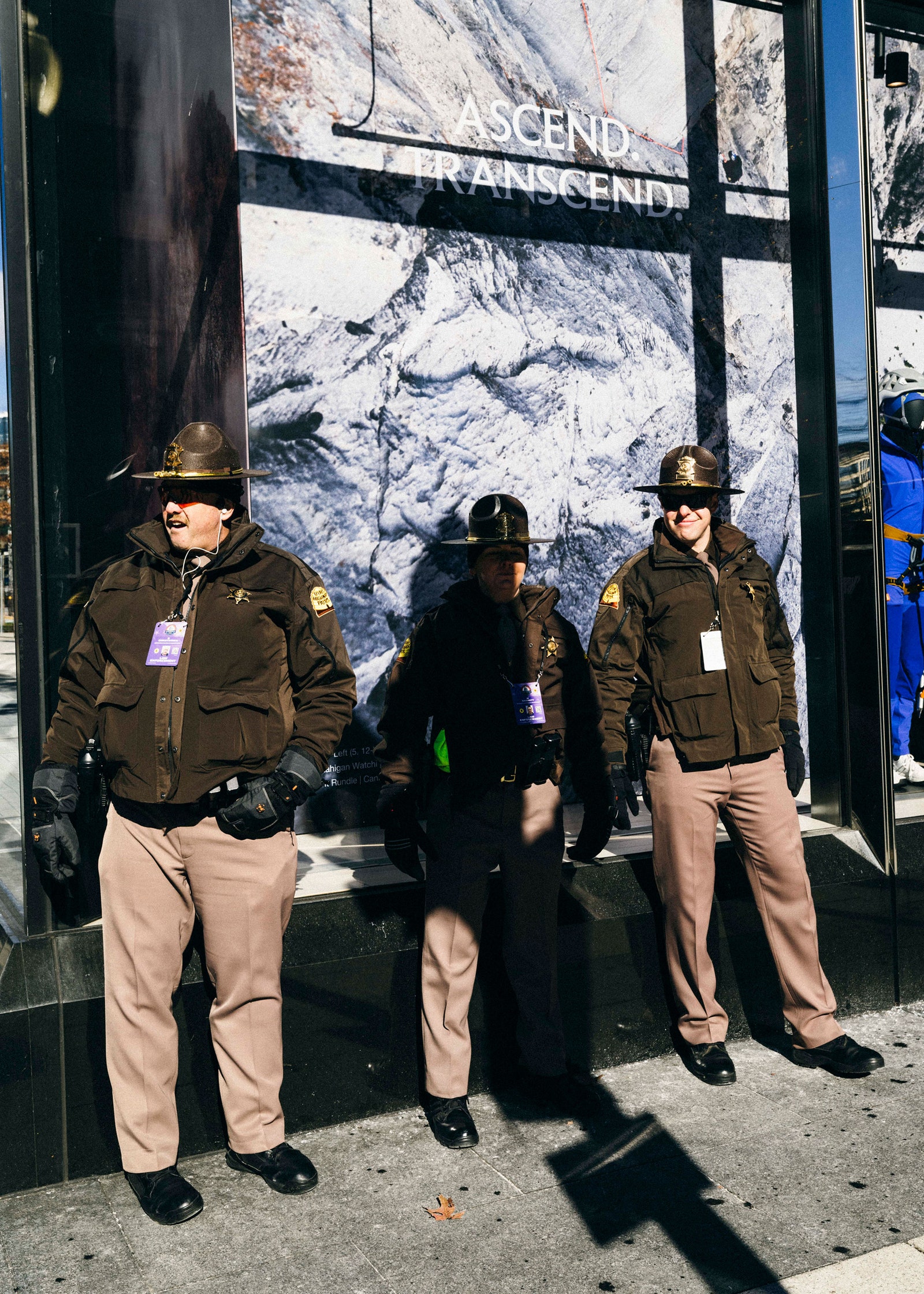 L'image peut contenir des vêtements chaussures chaussure gant policier personne policier adulte chapeau casque et accessoires