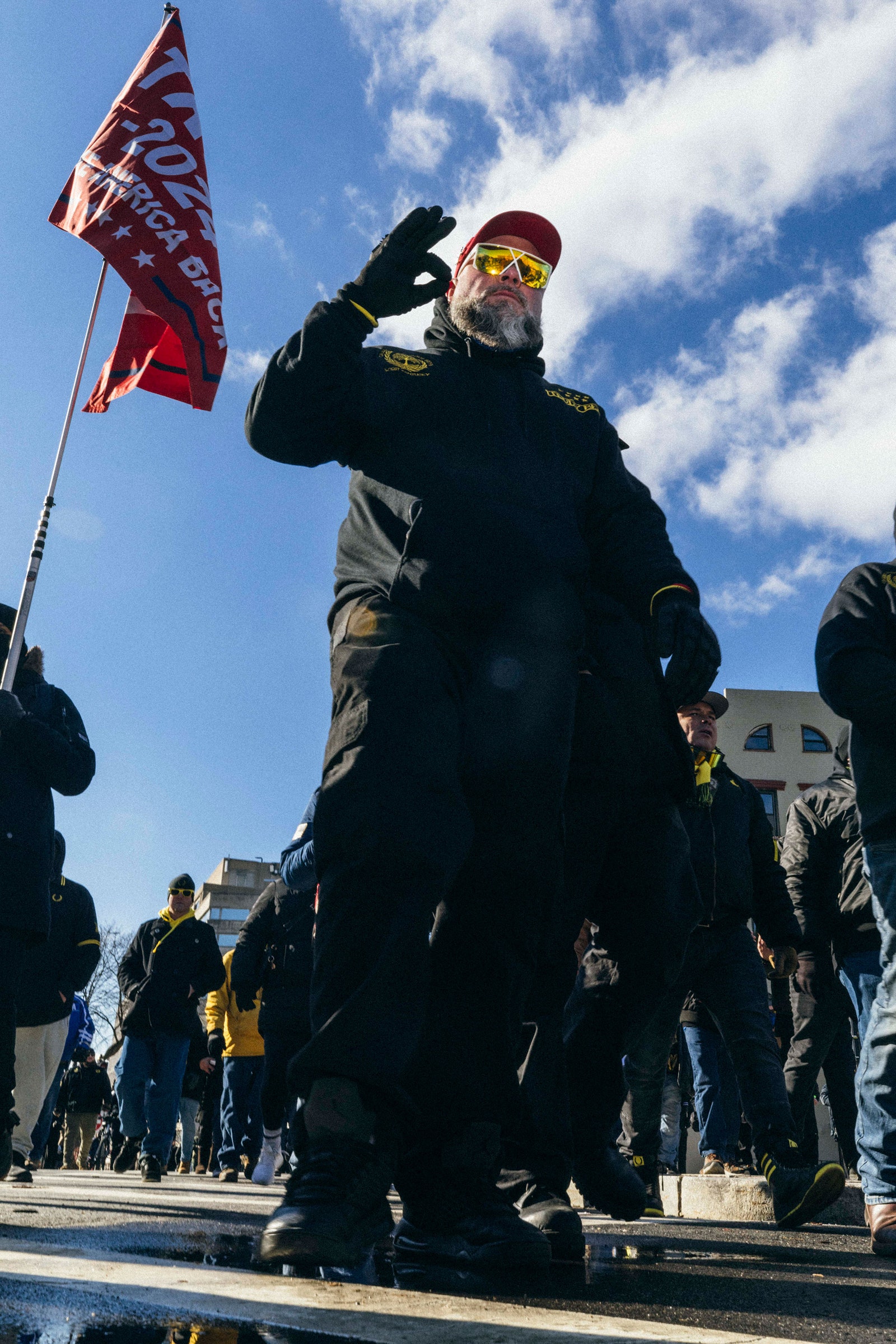 L'image peut contenir Alex MORPH Vêtements Gants Accessoires Lunettes Drapeau Personne adulte Chaussures Chaussure et chapeau