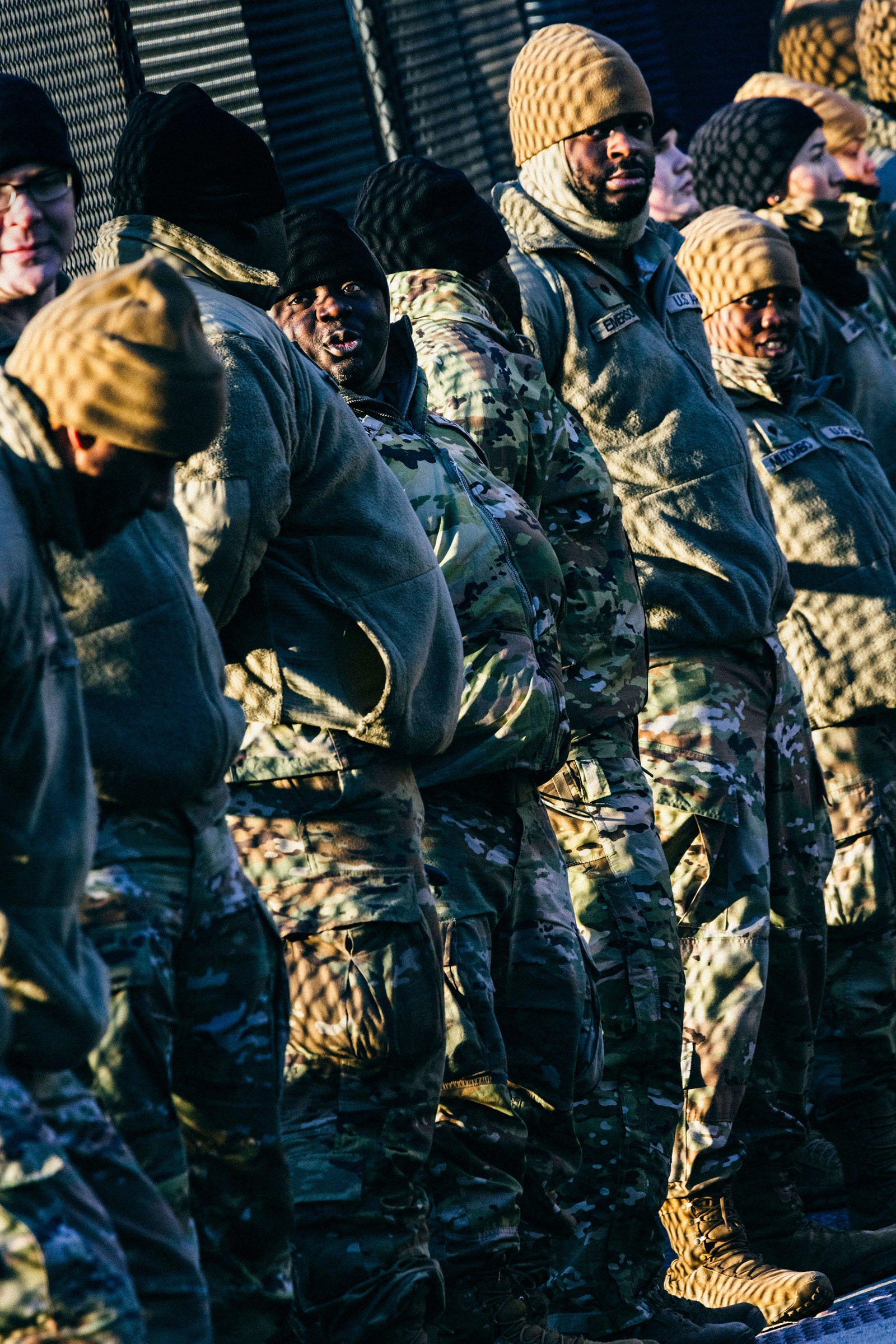 L'image contient peut-être Andrej Holm Personnes Personne Vêtements Chapeau Chaussures Accessoires de chaussures Lunettes Adulte et militaire
