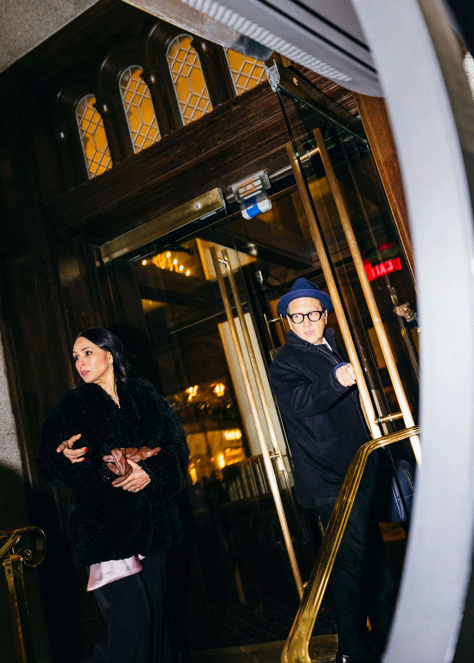 L'image peut contenir Rob Schneider Personne adulte Porte Vêtements Chapeau Accessoires Lunettes et manteau