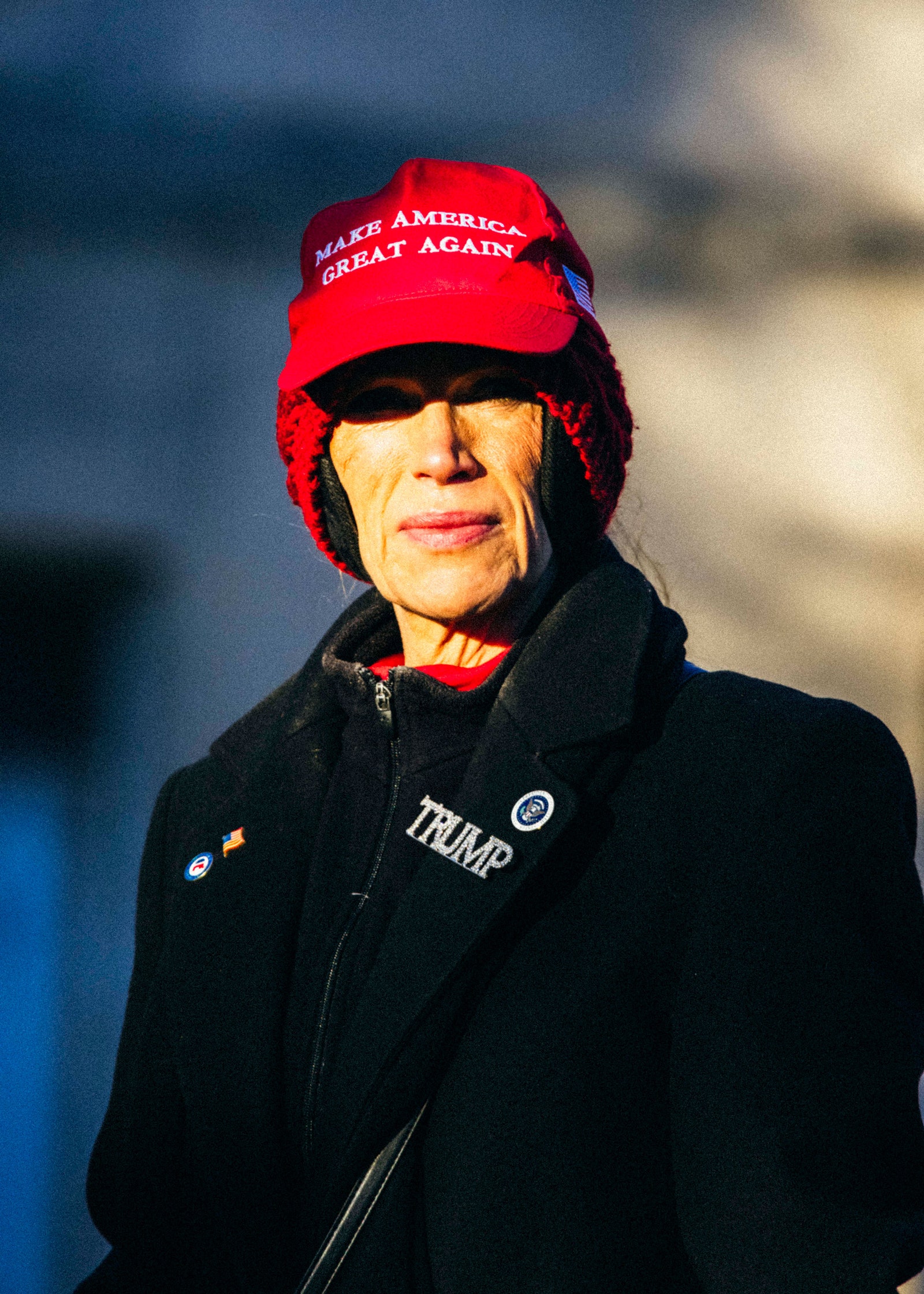 L'image contient peut-être une photographie Visage Tête Personne Portrait Casquette Vêtements Chapeau Manteau Adulte Veste Heureux et Sourire