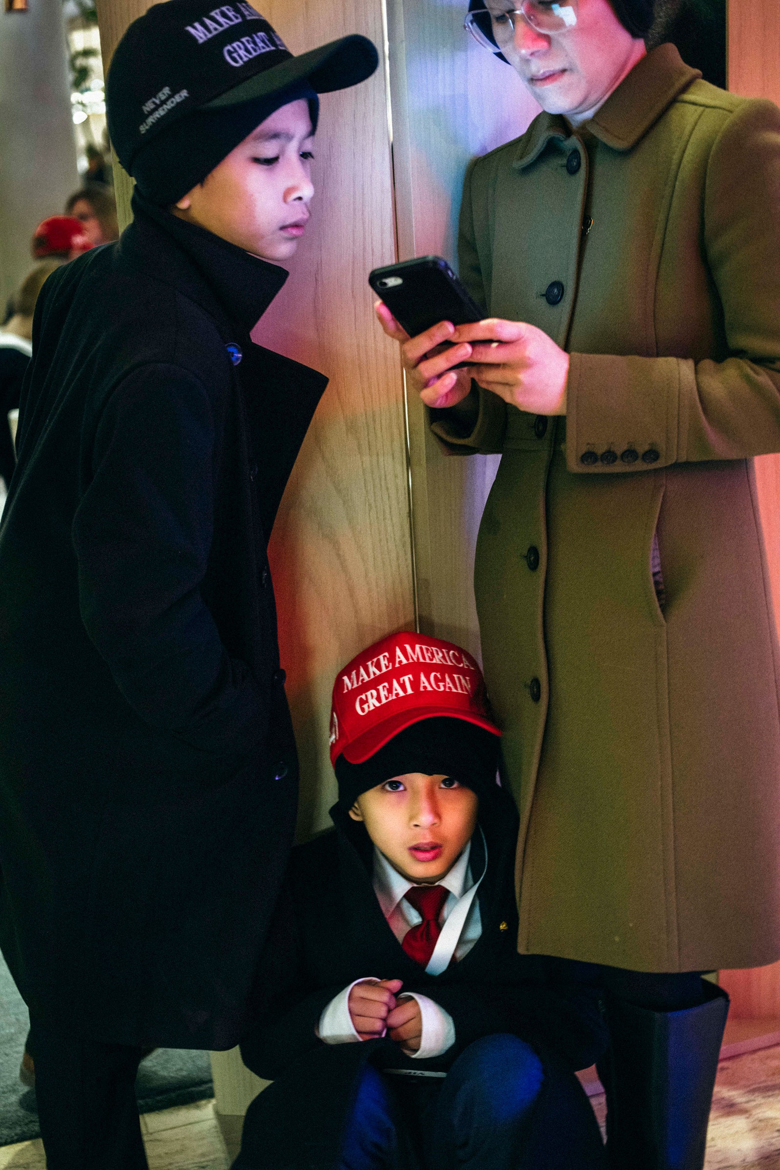 L'image peut contenir des vêtements Manteau Visage Tête Personne Photographie Portrait Chapeau Casquette Veste Accessoires et tenues de soirée