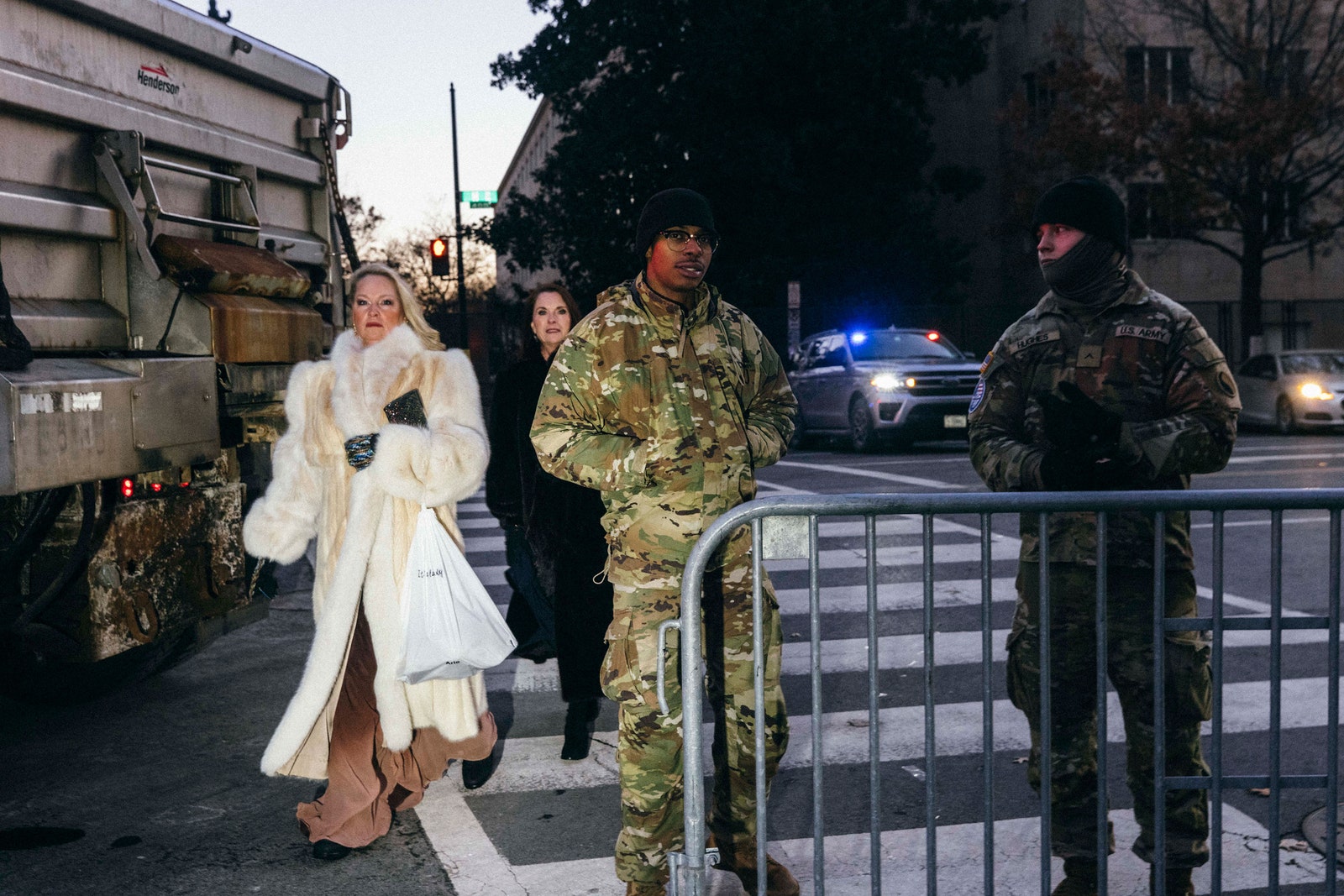 L'image peut contenir Nate Walka Claudine Tiercelin Anacani Personne adulte Vêtements Gant Mariage et transport