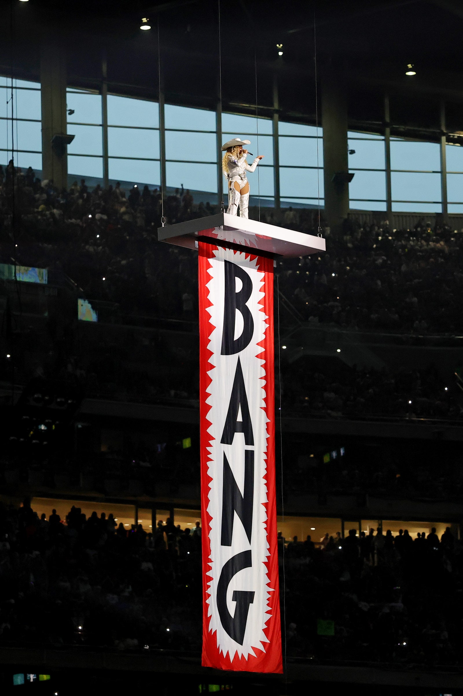 L'image peut contenir le discours du chapeau de vêtements du public de la personne de la foule et des gens