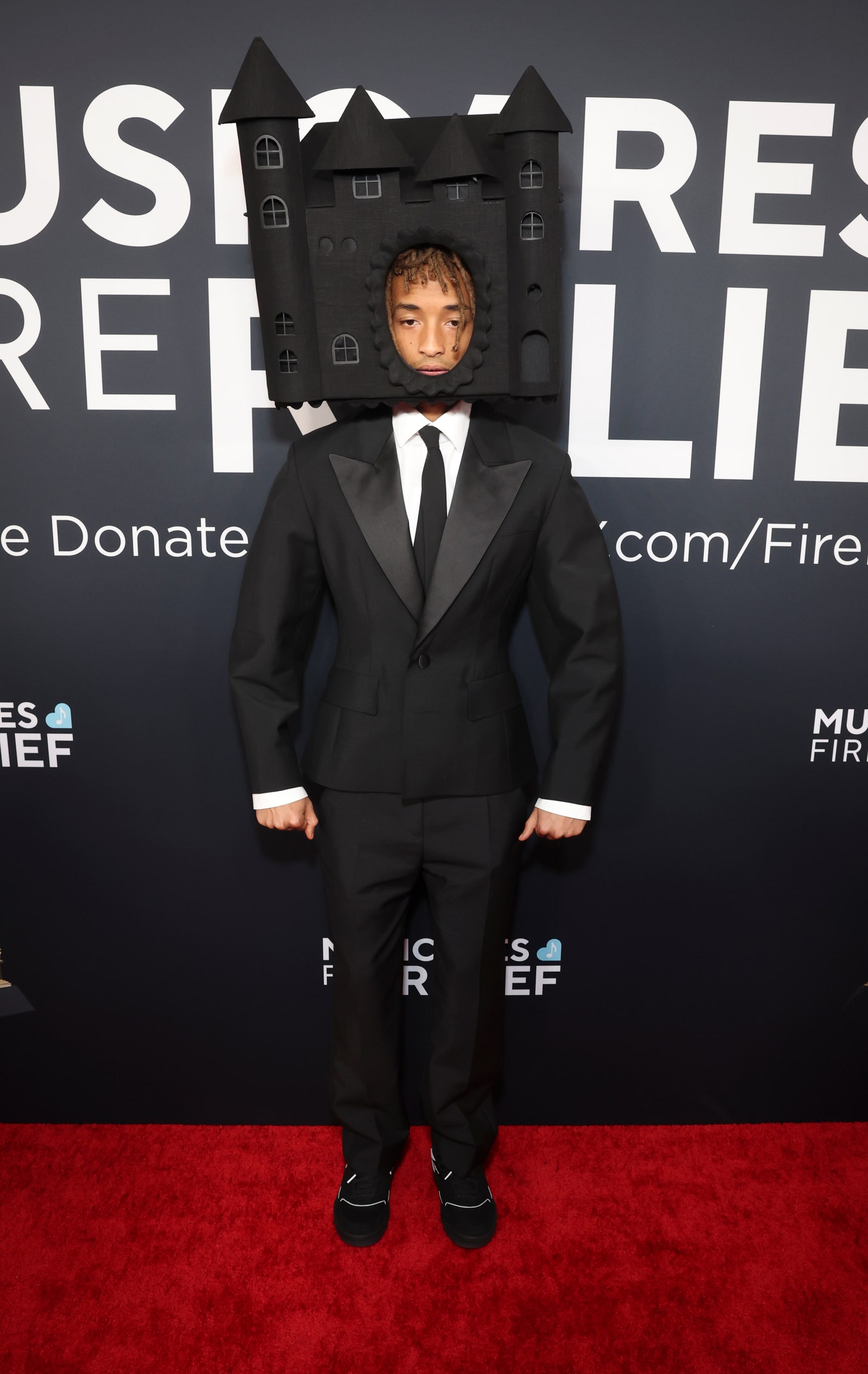 L'image peut contenir des vêtements de mode Jaden Smith Suit d'usure formel Personne adulte chaussure de chaussures et manteau debout