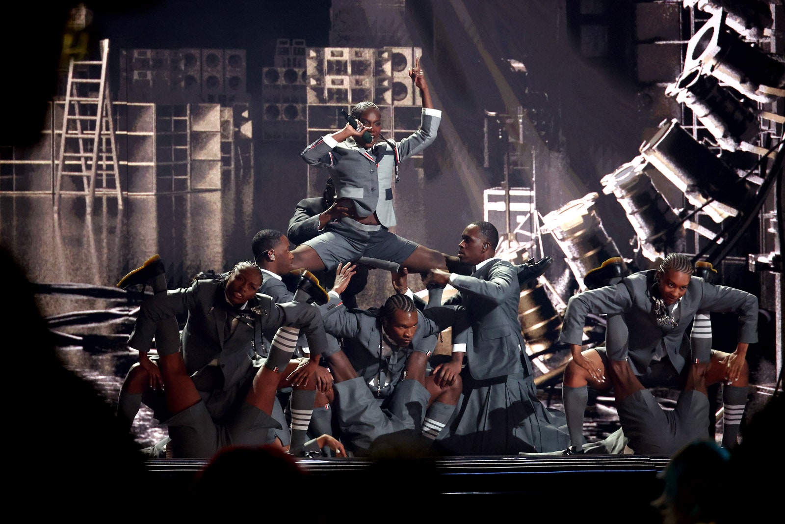 L'image peut contenir des performances de groupe Personne pour adultes Vêtements de chaussures de chaussures Gant des gens de loisirs et de musique