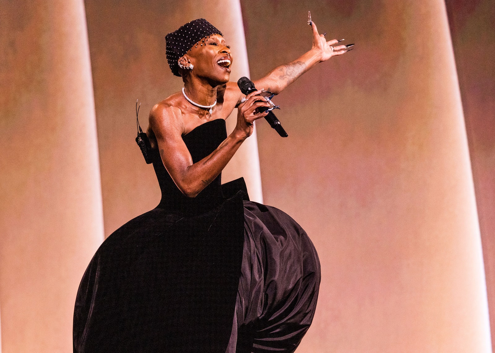 L'image peut contenir Cynthia Erivo Personneur Performance Solo Performance Dispositif électrique Microphone Adulte and Clothing