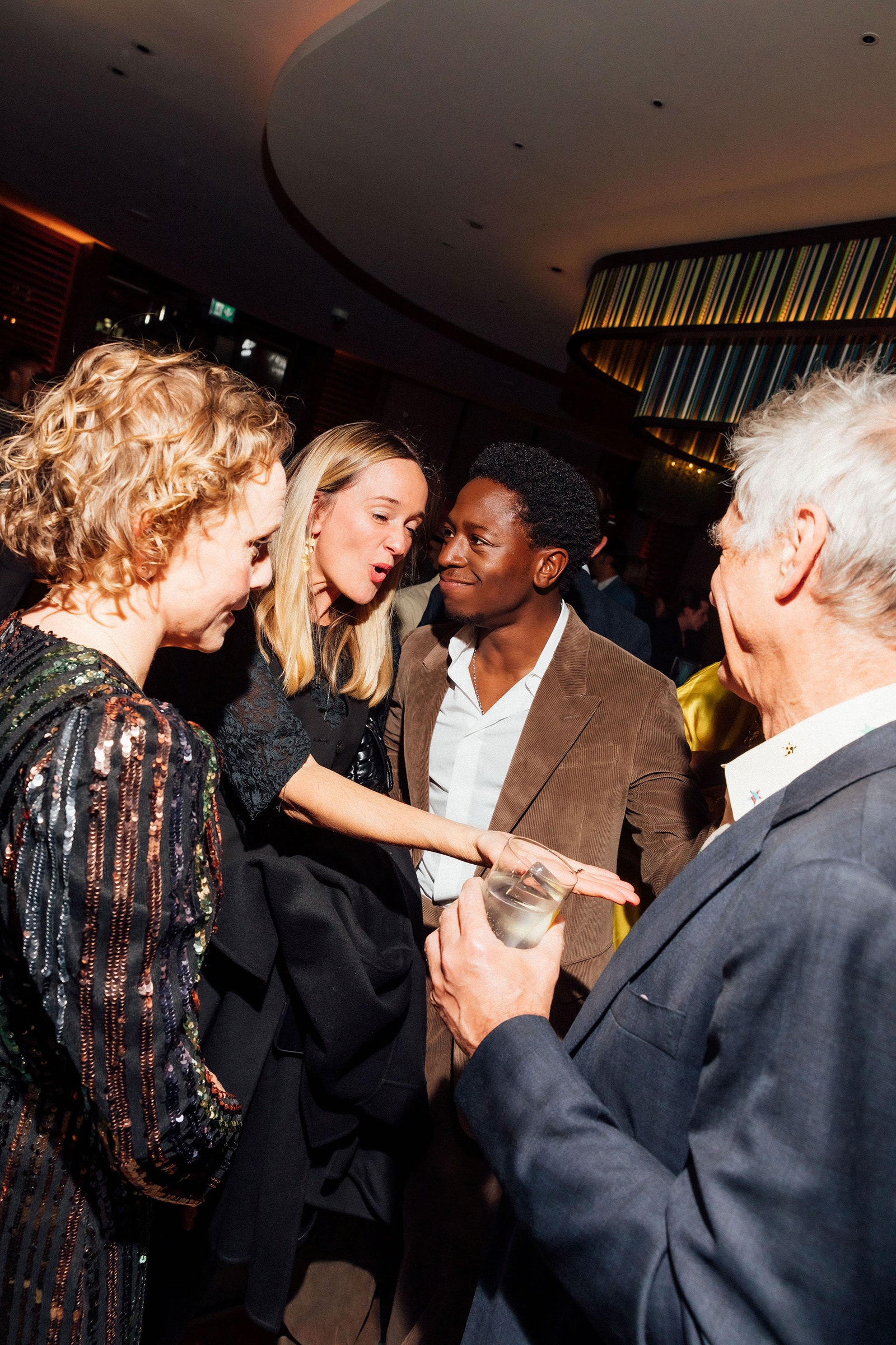 L'image peut contenir Ronald Cyler II Blazer Vêtements Veste de veste tasse de personnes Personnes Adulte Urban Formeal Usure and Suit