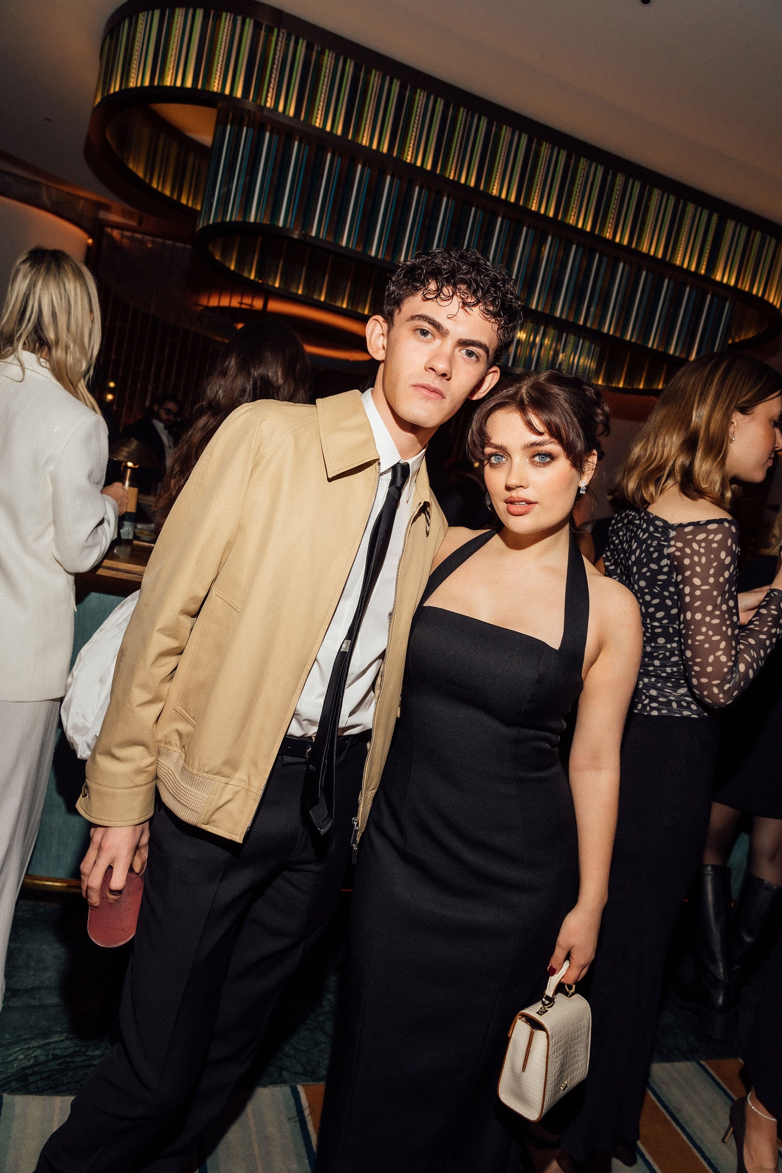 L'image peut contenir Raidas Blazer Clothing Coat Jacket Accessoires Sac à main Personne pour adultes Personnes formelles et cravate