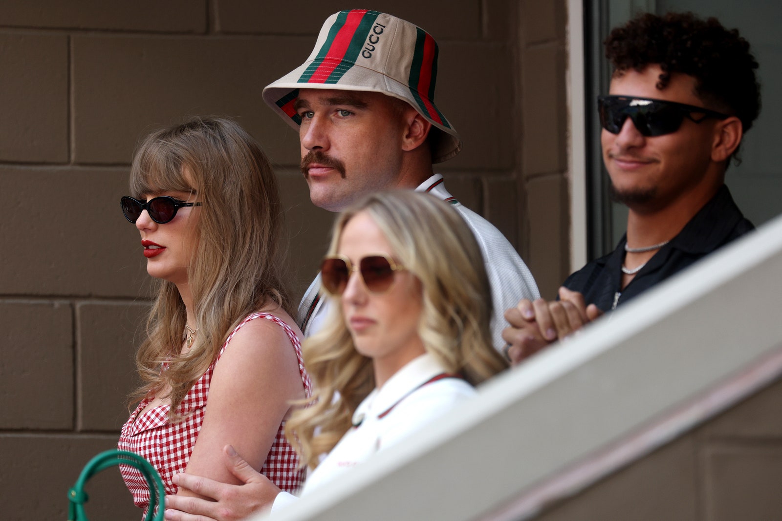 L'image peut contenir Patrick Mahomes Travis Kelce Taylor Swift Accessories Sunglasses Baseball Cap Vêtements et chapeau