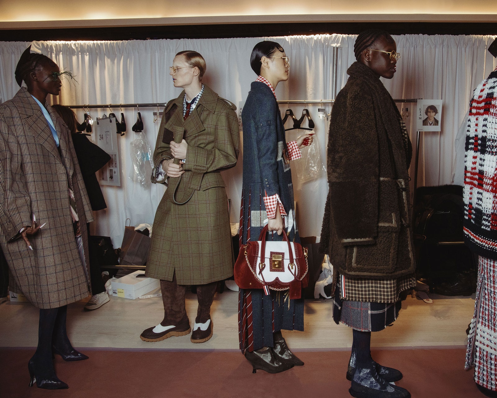 Adrien Brody vole en haut, veut rendre les prix à la saison des prix L'image peut contenir Alek wek Vêtements Mabiller Personnes Footwear High Heel Talon Adulte Accessories Sac à main et lunettes