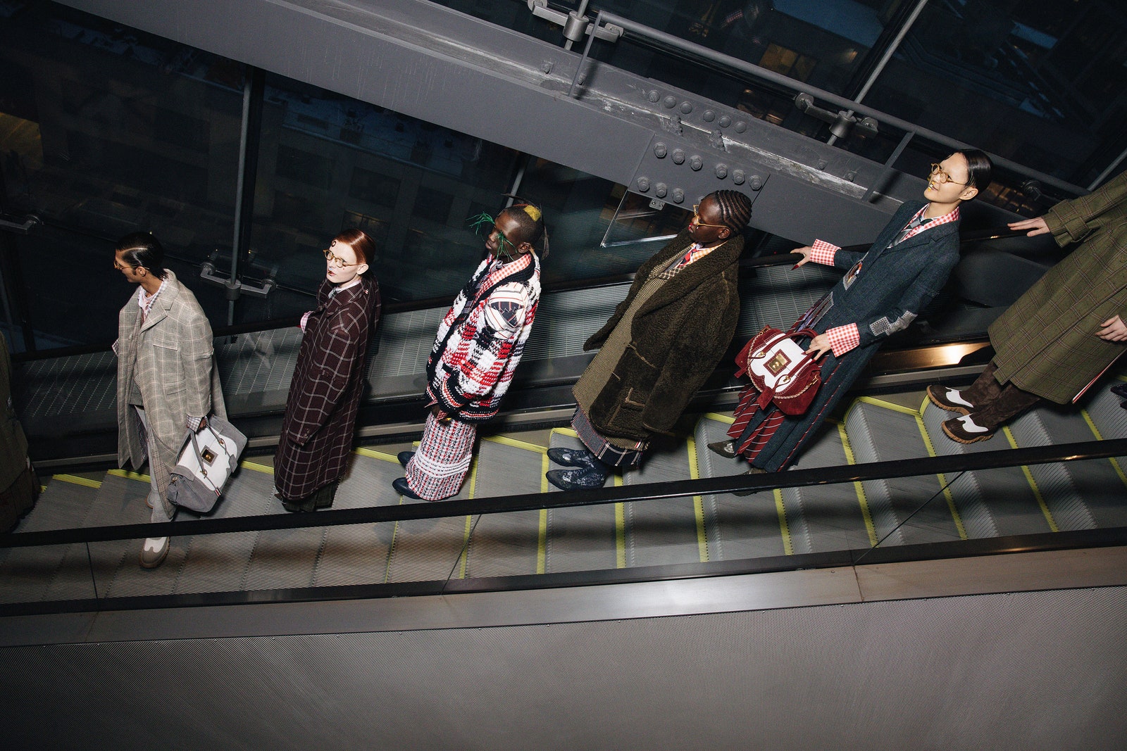 Adrien Brody vole en haut, veut rendre les prix à la saison des prix L'image peut contenir des accessoires de personne Zhao xue sac à main sac à main