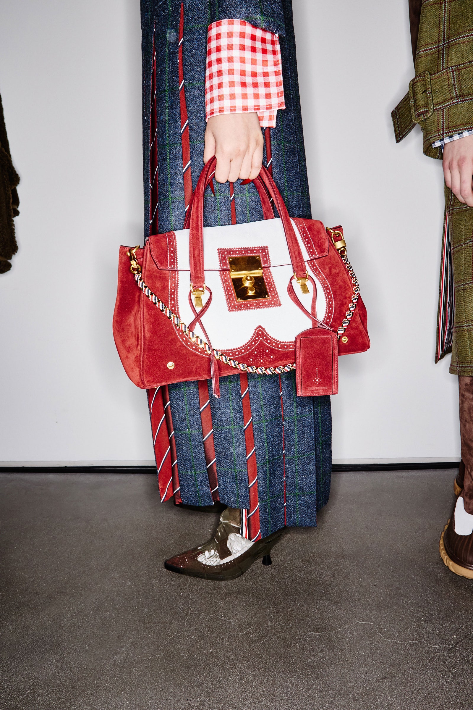 Adrien Brody vole en haut, veut rendre les prix à la saison des prix L'image peut contenir des accessoires sac à main sac à main adulte et personne