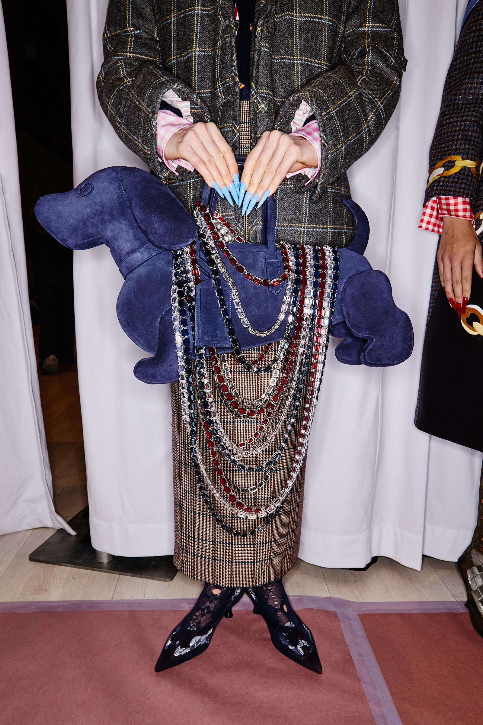 Adrien Brody vole en haut, veut rendre les prix à la saison des prix L'image peut contenir des accessoires pour adultes sac à main de sac à main