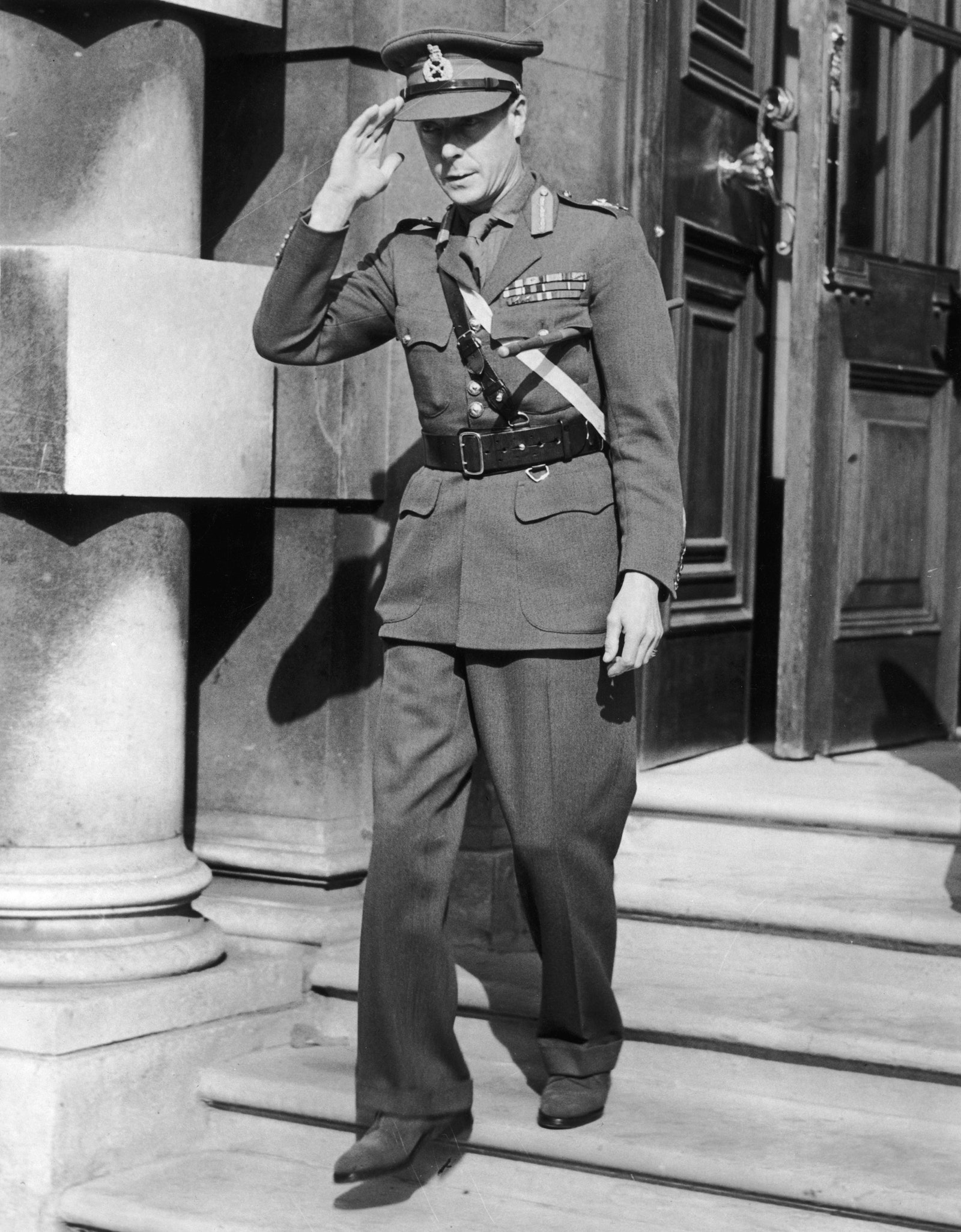 L'image peut contenir Edward VIII Officier Personne pour adultes Vêtements de chaussures de chaussures Captain Military Captain Face and Head