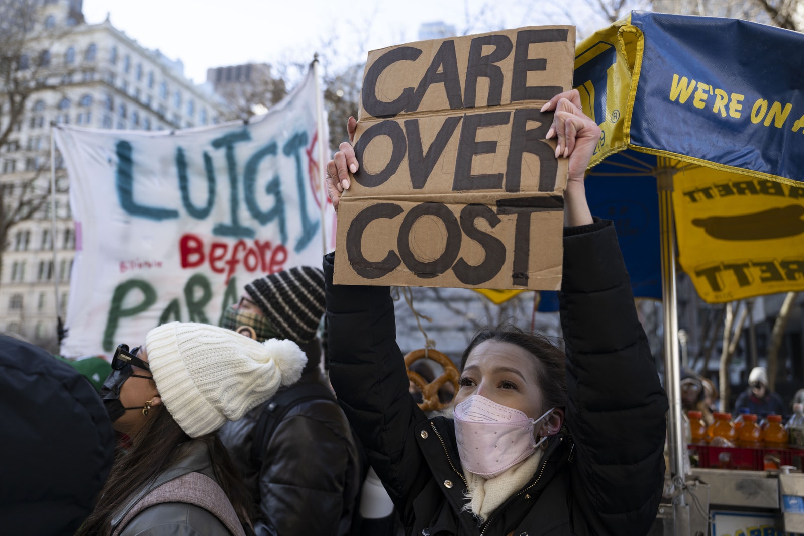 L'image peut contenir des vêtements de chapeau défilé personne protestation face tête à tête adulte des accessoires et du texte