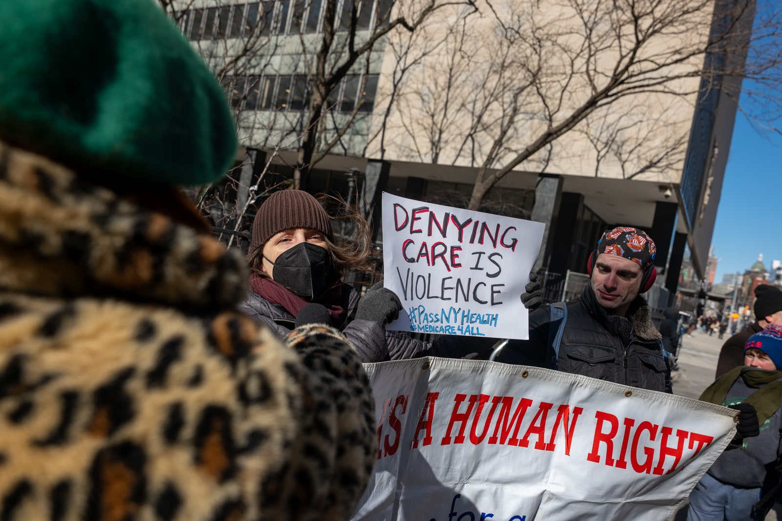 L'image peut contenir un chapeau de vêtements pour adultes Personnes de gant Parade et protestation
