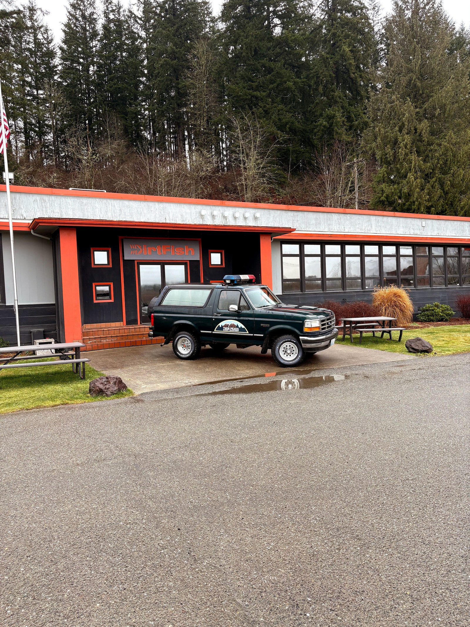 L'image peut contenir des meubles de bureau Table de voiture Transport de la voiture Véhicule et banc