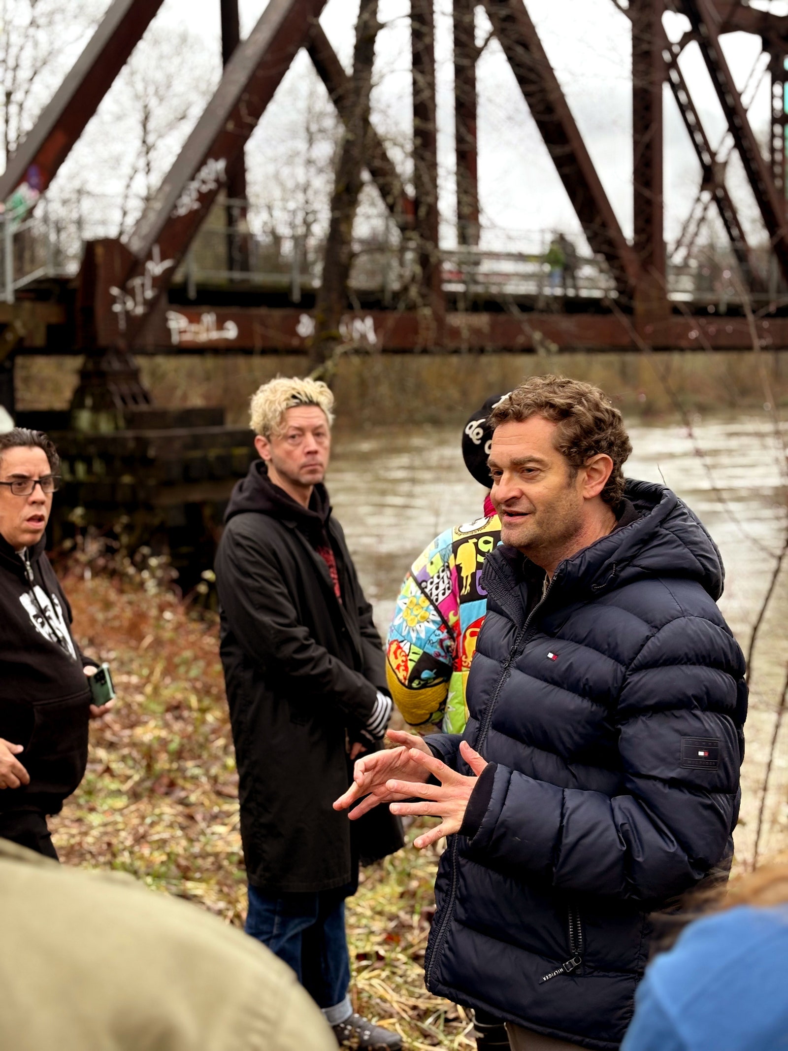L'image peut contenir la veste de mouche de vêtements Personne Personne Personne Portrait Portrait des chaussures et des chaussures pour adultes