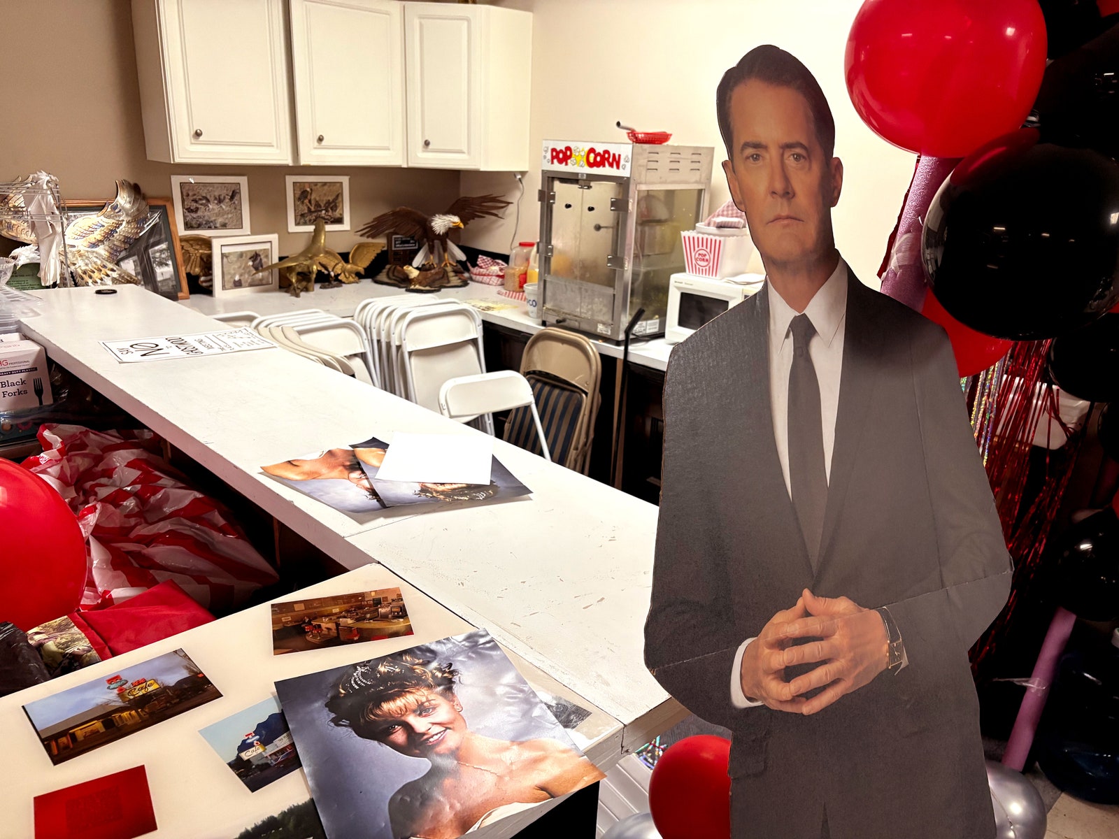 L'image peut contenir Kyle Maclachlan Sheryl Lee Vêtements d'usure formelle Association Adulte Person Accessoires et ballon