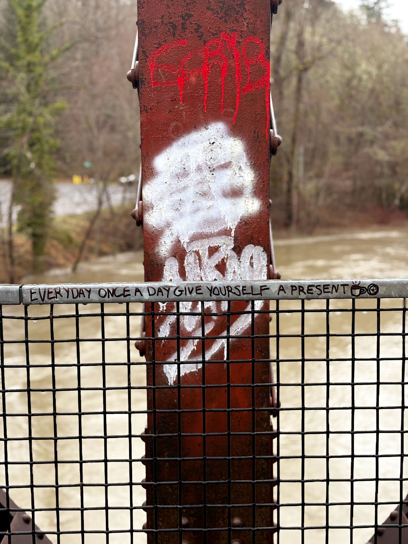 L'image peut contenir une personne et une balustrade