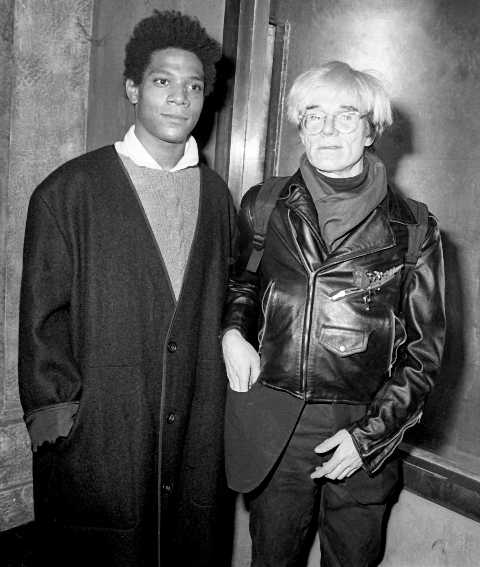 Comment Jean-Michel Basquiat et Keith Haring ont noué une amitié tout en protestant contre le meurtre de Michael Stewart L'image peut contenir Jeanmichel Basquiat Andy Warhol Clothing Coat Veste Personne adulte Face et accessoires