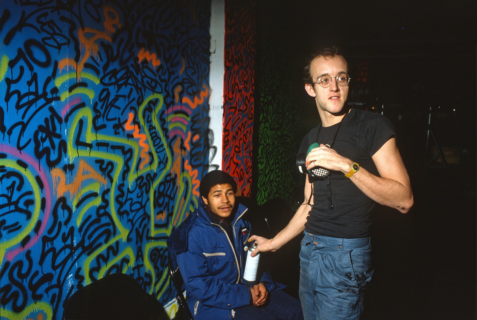 Comment Jean-Michel Basquiat et Keith Haring ont noué une amitié tout en protestant contre le meurtre de Michael Stewart L'image peut contenir un pantalon de vêtements McArthur Binion pour le visage Personne Personne Portrait Tshirt et Wristwatch