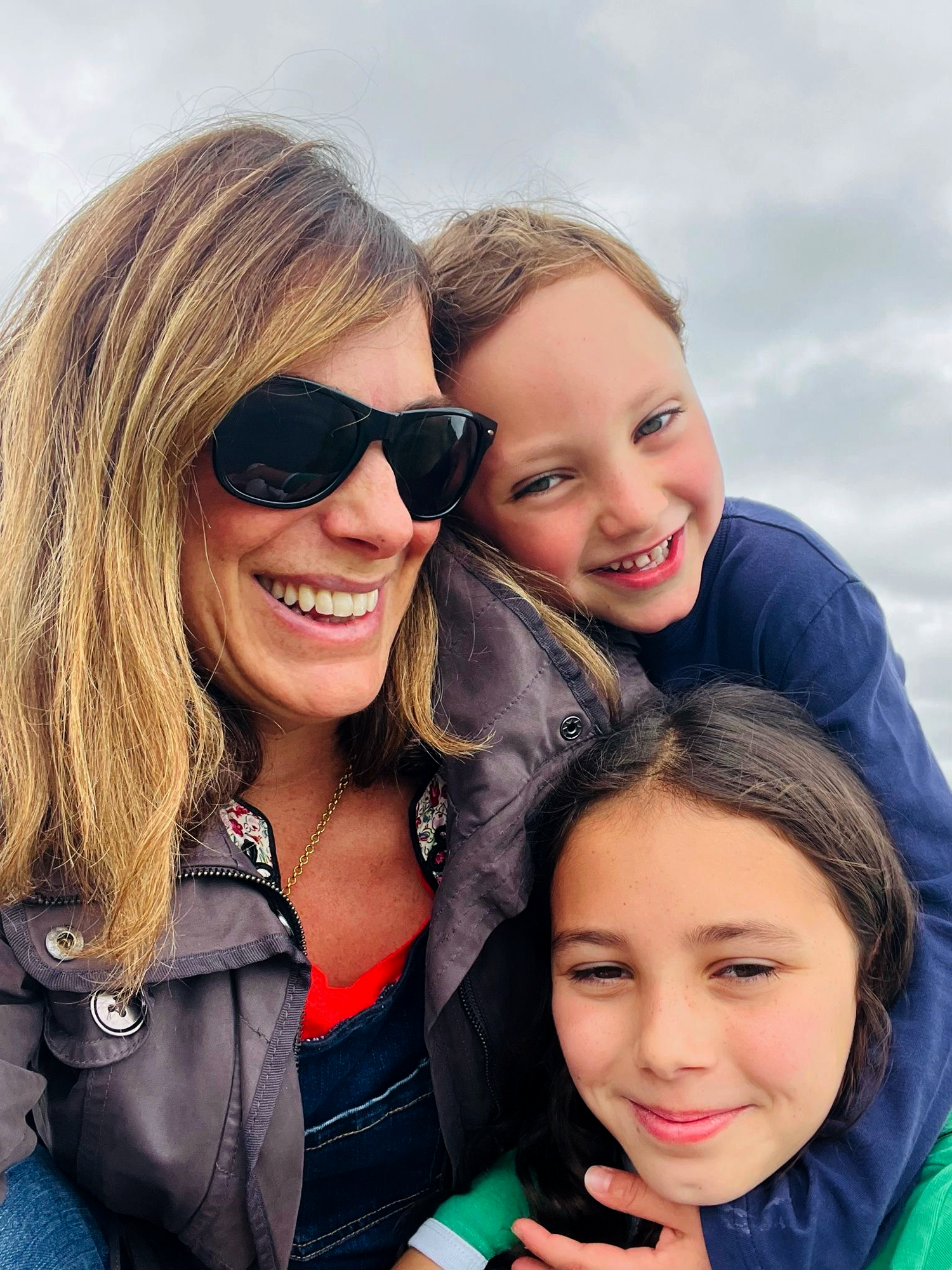 L'image peut contenir des accessoires de lunettes de soleil visage Happy Head Person Smile Photographie Portrait selfie et adulte