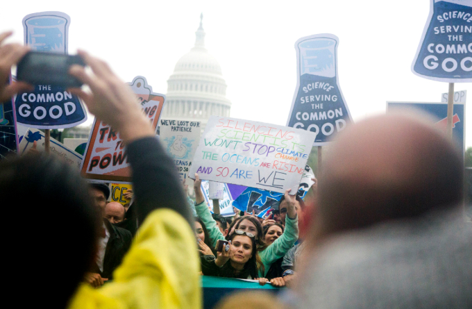 Les manifestants détiennent des pancartes à l'appui de la science devant le Capitole américain. 