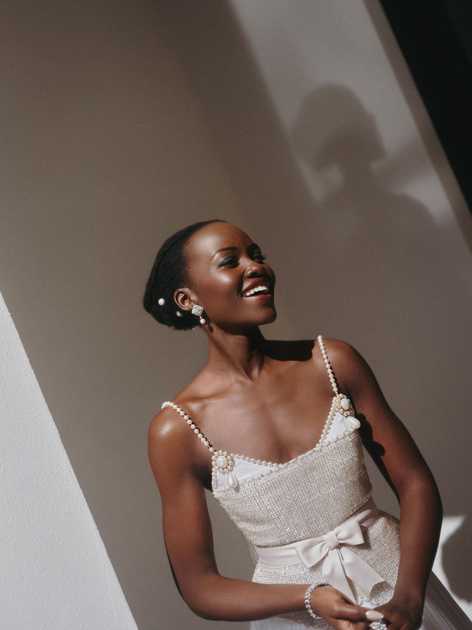 L'image peut contenir Lupita Nyong'o Head Person Face Happy Smile Body Part Neck Wedding Adult Wedding and Riing