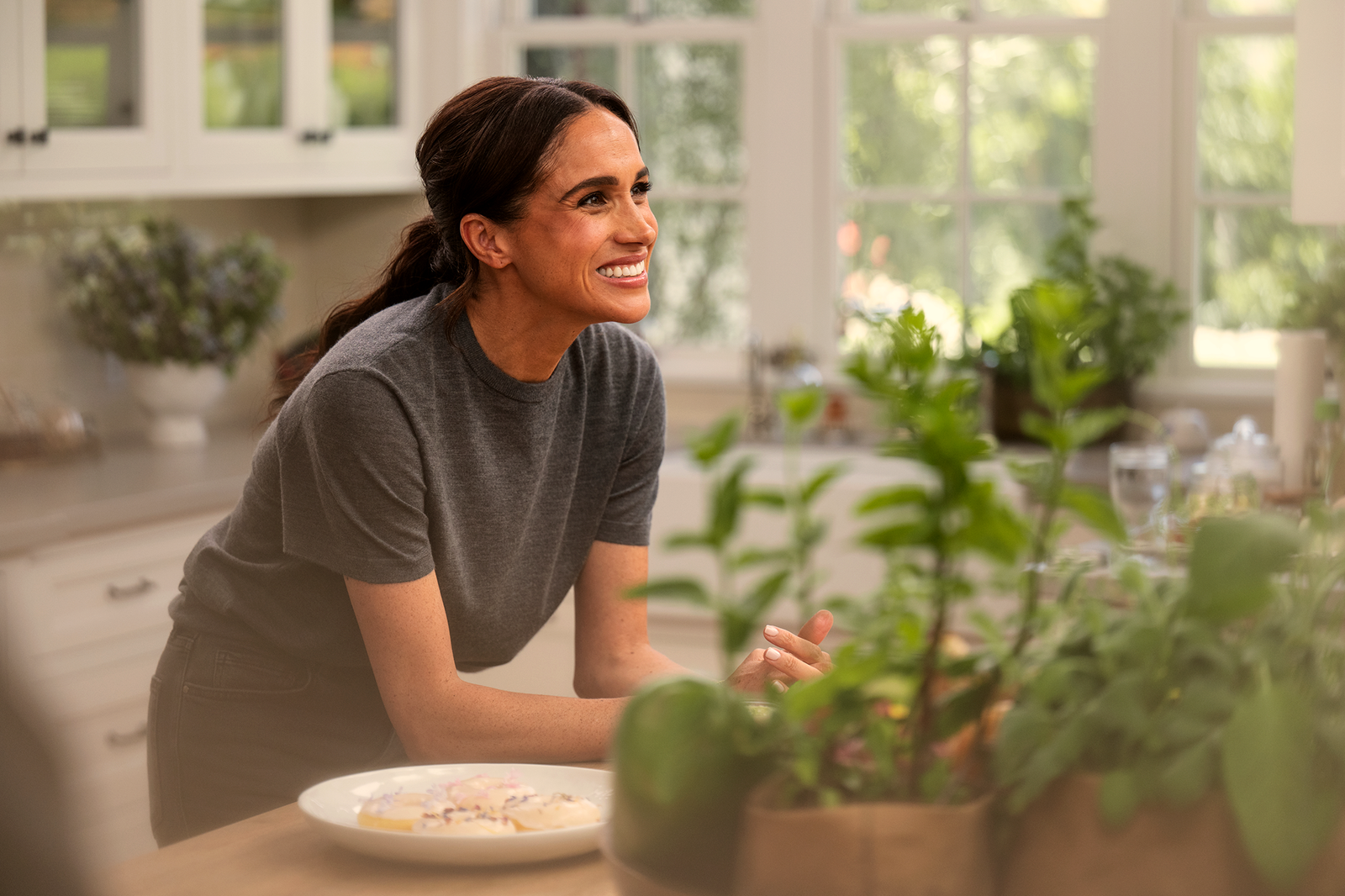 L'image peut contenir la duchesse Meghan de Sussex visage Happy Head Person sourire adulte riant et plante