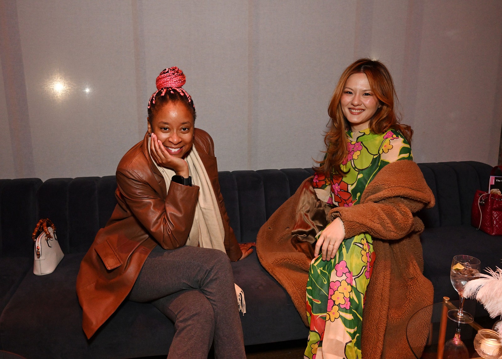 L'image peut contenir Phoebe Robinson Clothing Coat Jacket Couch Furniture Person Adult Person Blazer Accessoires et Sac