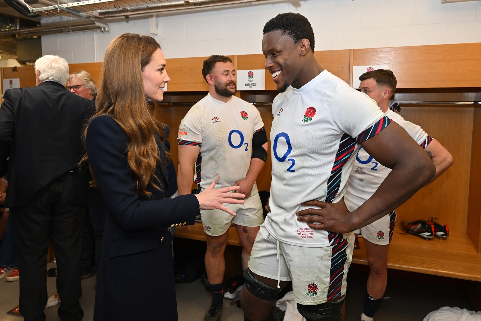 L'image peut contenir Darius Miller George Ford Dressing Room Indoors Room Personne adulte Vêtements et chaussures