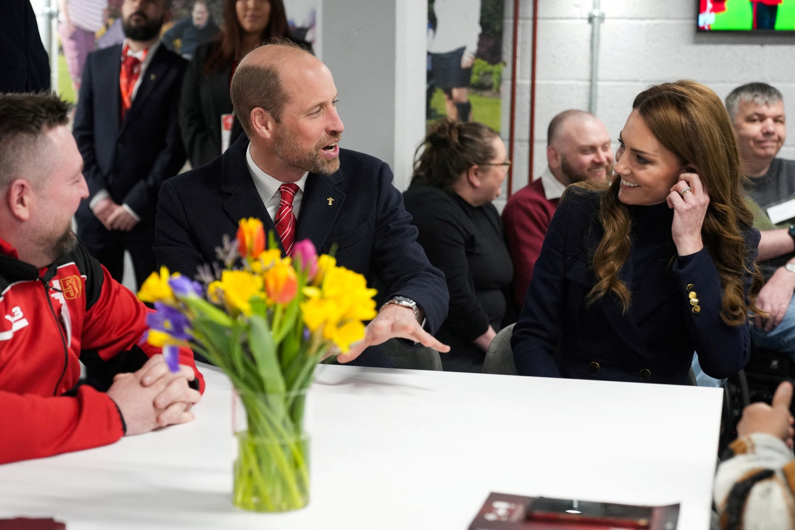 L'image peut contenir le prince William Duke de Cambridge Manish Pandey accessoires d'usure formelle Tie et meubles