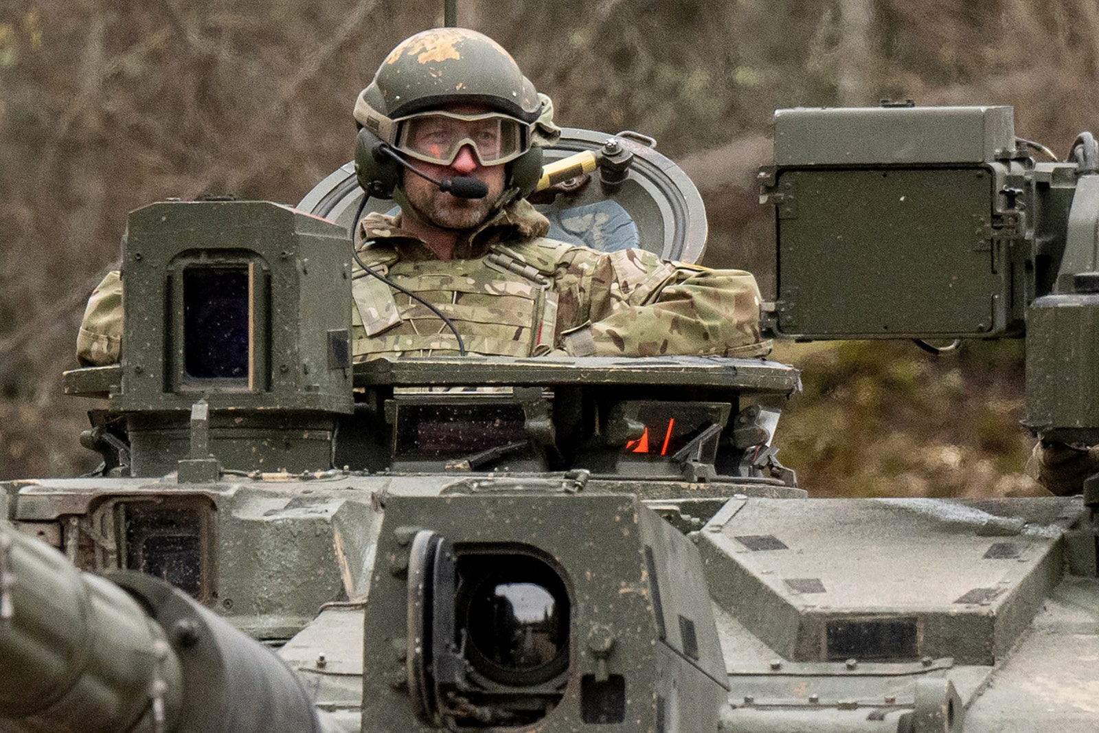 L'image peut contenir des accessoires de lunettes casque adulte de dispositif électrique microphone militaire et uniforme militaire